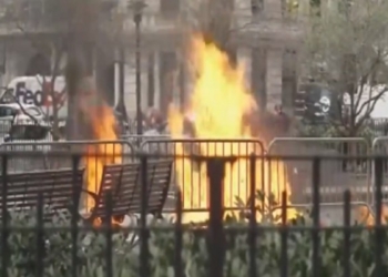 Një burrë i vë flakën vetes jashtë gjyqit të Trump në Nju Jork