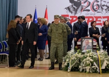 ​Kurti me ministra bëjnë homazhe dhe ngushëllojnë familjarët e ish-deputetit Lajçi