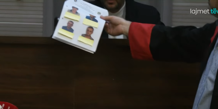 Dëshmitari e identifikon përmes fotografive Trajkoviçin, i dyshuar për krime lufte