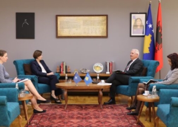 Sveçla takohet me zyrtaren e NATO-s, flasin për situatën në veri