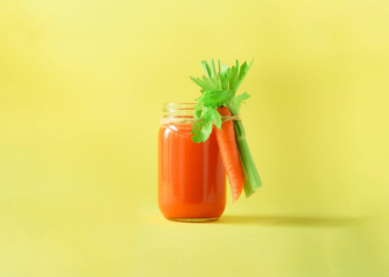 Lëngu me tre përbërës që largon dhimbjet e stomakut