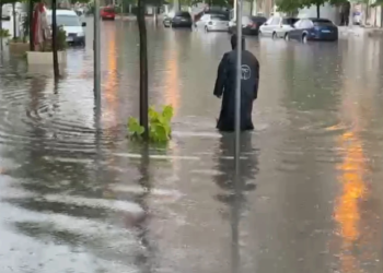 Reshjet e dendura të shiut shkaktojnë përmbytje të rrugëve në Vlorë