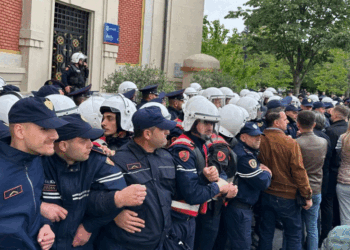 Opozita proteston para bashkisë së Tiranës, SHBA dhe BE i dënojnë aktet e dhunës