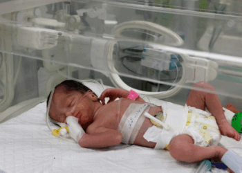 Vdes foshnja që u nxor e gjallë nga barku i nënës së vrarë në Gazë