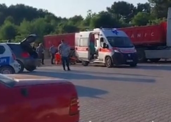 Vdes një person pasi goditet nga kamioni në Thumanë