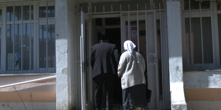 Mbyllet përkohësisht zyra e pensionistëve në Drenas, të moshuarit shërbimet duhet t’i marrin në Prishtinë