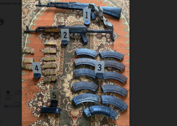 Policia sekuestron armë dhe municionin të fshehura në tavanin e një shtëpie në Zveçan