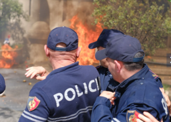 Protestë para Bashkisë Tiranë – Qytetarët përplasen me forcat e policisë, hedhin molotovë