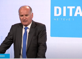 Çollaku thotë se Franca i “bllokoi” aeroplanët për Serbinë si pasojë e situatës në veri