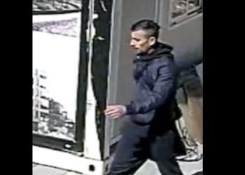 Policia kërkon bashkëpunim nga qytetarët për arrestimin e një personi për grabitje