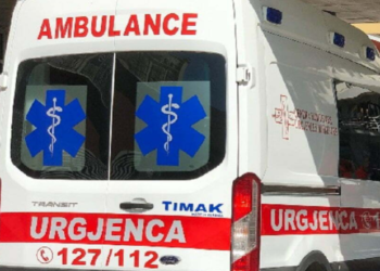 Vdes 68-vjeçari në Korçë, pasi ra nga kati i dytë i banesës