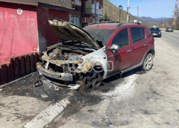 Djegia e veturës së policit serb në veri vlerësohet e qëllimshme