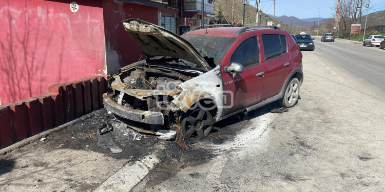 Djegia e veturës së policit serb në veri vlerësohet e qëllimshme