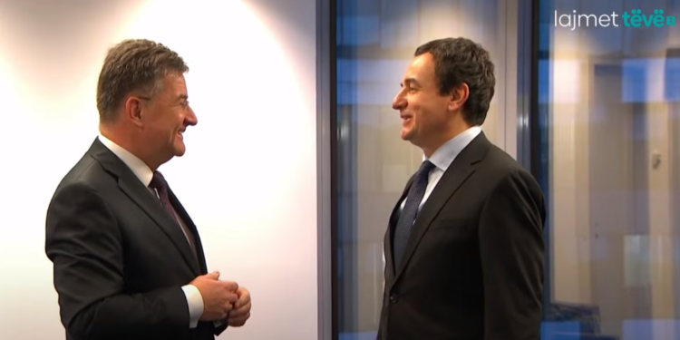 Pushteti i gëzohet largimit të Lajçakut, opozita kërkon edhe largimin e Kurtit