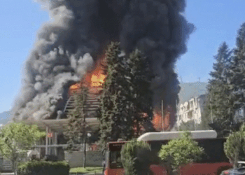 Salla Universale në Shkup përfshihet nga zjarri