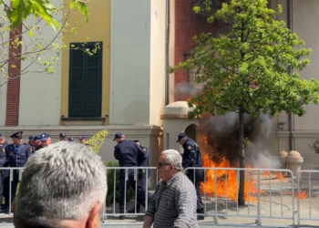 Protestuesit përleshen me policinë para bashkisë së Tiranës