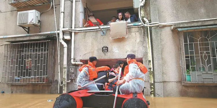 Dhjetëra mijëra persona të evakuuar nga përmbytjet masive në Kinë