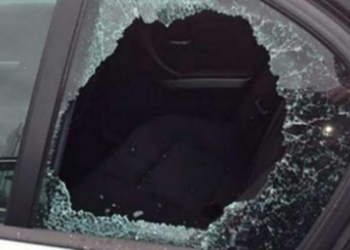 Persona të panjohur i thyejnë xhamat e veturës një gruas në Mitrovicë të Veriut