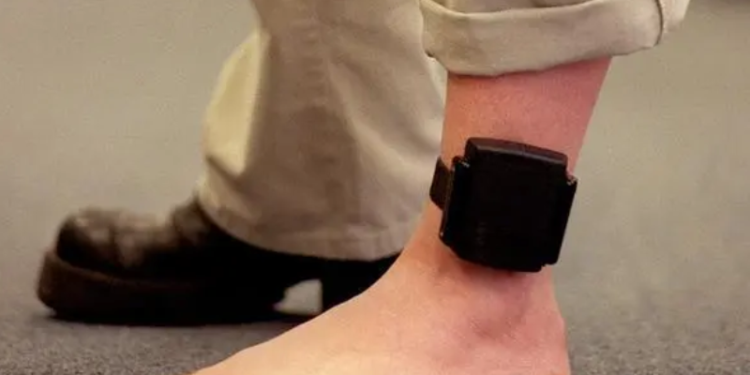 Asnjë lëvizje për byzylykë që ndjekin kriminelët, ndonëse në vitin 2022 u premtua ndarja e buxhetit