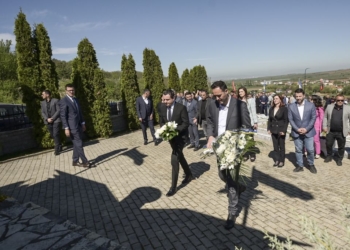 Kurti bën homazhe në Sllovi të Lipjanit në 25-vjetorin e masakrës