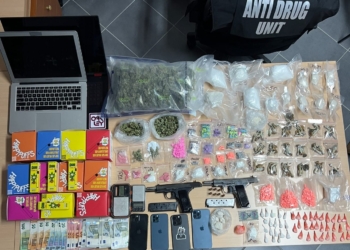 Aksion i madh i antidrogës në Prishtinë, arrestohen tre persona, kapen me drogë dhe armë