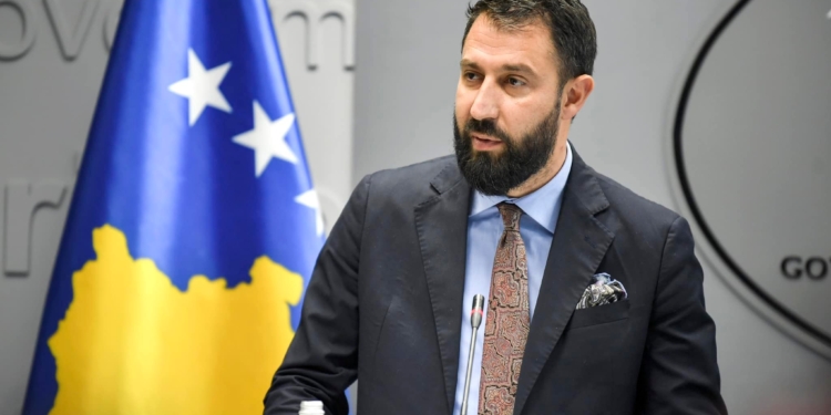 Ministri Krasniqi uron komunitetin rom në ditën e tyre