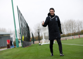 Emery rinovon kontratën me Aston Villan