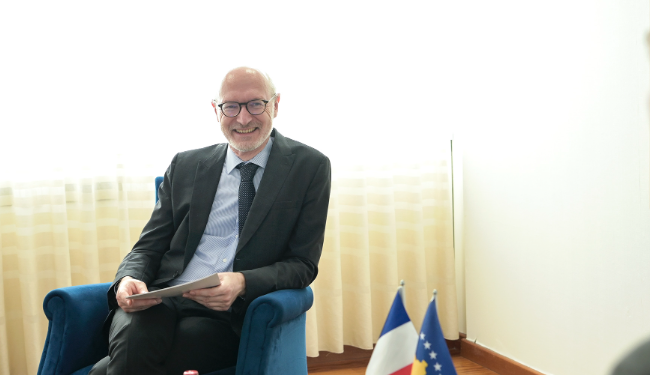 Ambasadori francez: Respektimi i vlerave të Kushtetutës, çelësi për një shtet ligjor efektiv