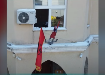 Shqiptarët në Serbi dënohen nga 1000 deri në 1500 euro për vendosjen e flamurin kombëtar