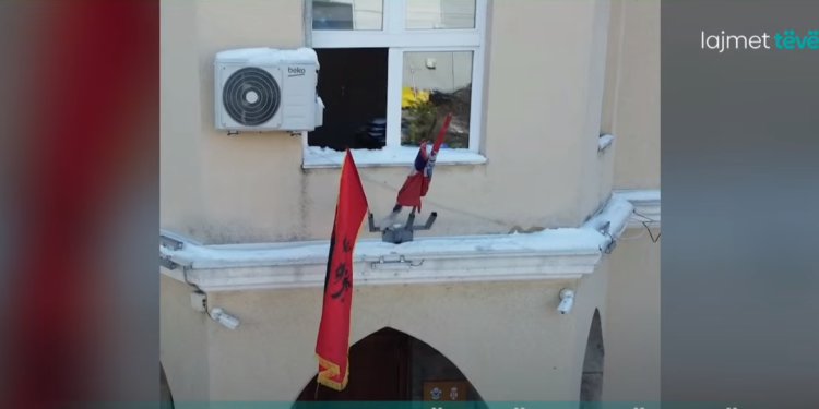 Shqiptarët në Serbi dënohen nga 1000 deri në 1500 euro për vendosjen e flamurin kombëtar