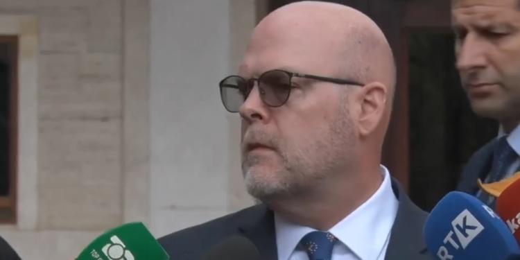 Hovenier i shqetësuar me ndalimin e policëve në Serbi, kërkon zbatimin e marrëveshjeve të arritura në dialog