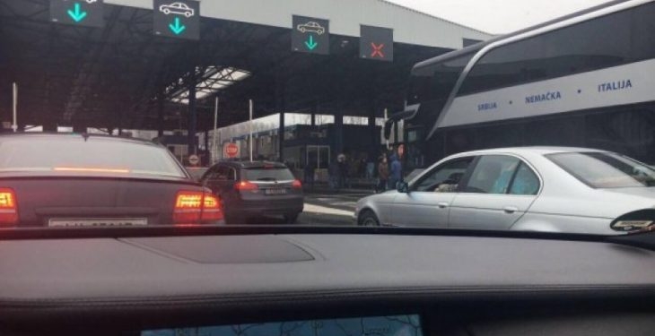 Serbia bllokon rreth 300 qytetarë shqiptarë në kufirin Serbi – Kroaci