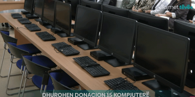 Shkollës “Emin Duraku” në Prishtinë i dhurohen donacion prej 15 kompjuterëve