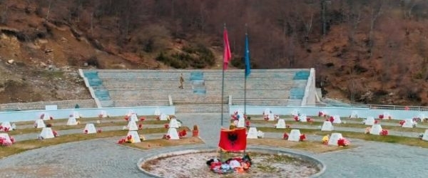 Osmani sot bën homazhe në Kompleksin Memorial në Koshare