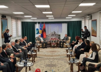 Kurti viziton BIK-un për Bajram, përkujton edhe 37 imamë që ranë në luftë