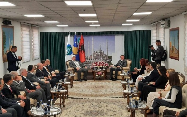 Kurti viziton BIK-un për Bajram, përkujton edhe 37 imamë që ranë në luftë