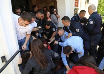 Protestohet për shkarkimin e profesorit Krasniqi, policia largon protestuesit