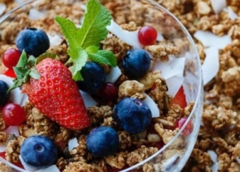 Çfarë duhet të hani për mëngjes, për të qëndruar në formë?