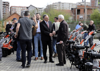 Komuna e Mitrovicës ndan 127 motokultivatorë për bujqit