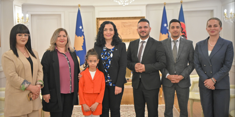 Osmani uron romët në ditën e tyre, pret deputetin Erxhan Galushi nga ky komunitet