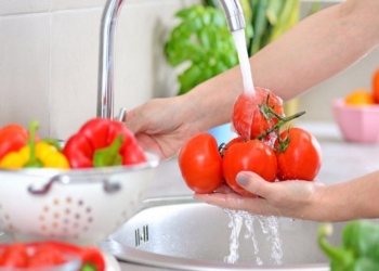 Rreziqet që vijnë nga konsumimi i frutave dhe perimeve pa i larë