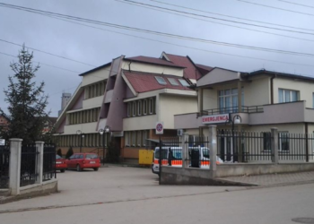 Sulmohet fizikisht infermieri në QKMF-në e Podujevës