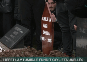 Mijëra qytetarë në varrimin e 43-vjeçares, që u vra nga bashkëshorti në Pejë
