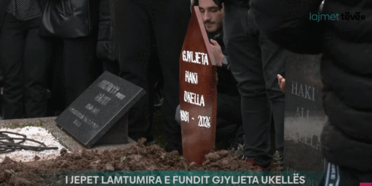 Mijëra qytetarë në varrimin e 43-vjeçares, që u vra nga bashkëshorti në Pejë