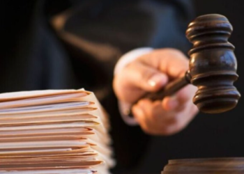 Kërcënoi gjyqtarin, prokurorin dhe policët gjatë seancës gjyqësore, dërgohet në mbajtje i dyshuari