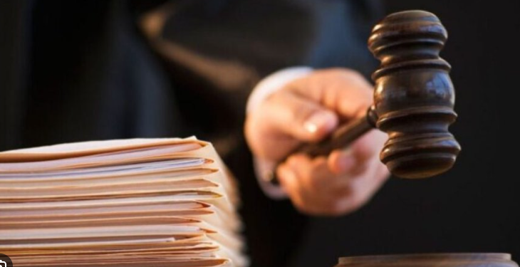 Kërcënoi gjyqtarin, prokurorin dhe policët gjatë seancës gjyqësore, dërgohet në mbajtje i dyshuari