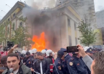 Opozita proteston në Shqipëri, kërkon dorëheqjen e Veliajt