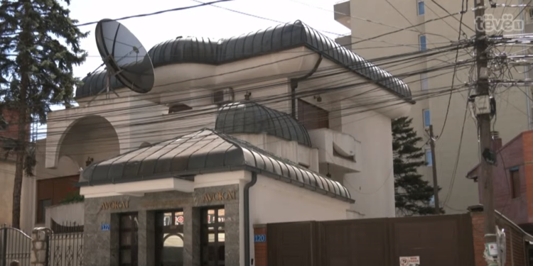 Plaçkitet shtëpia e Bajram Kelmendit, policia i kap në flagrancë të dyshuarit