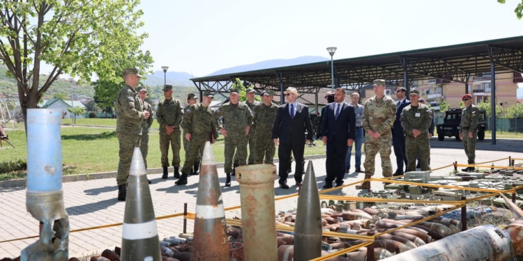 Ushtarët ukrainas certifikohen për deminim nga FSK-ja