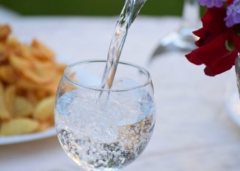 Kështu ndodh saktësisht me trupin tuaj kur pini ujë të ftohtë, të vakët dhe të ngrohtë